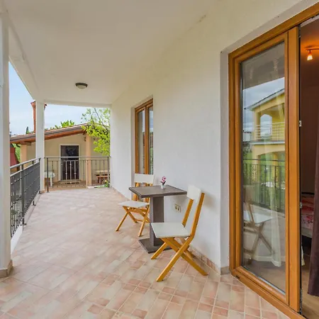 Cozy In With Kitchen Apartment Porec
