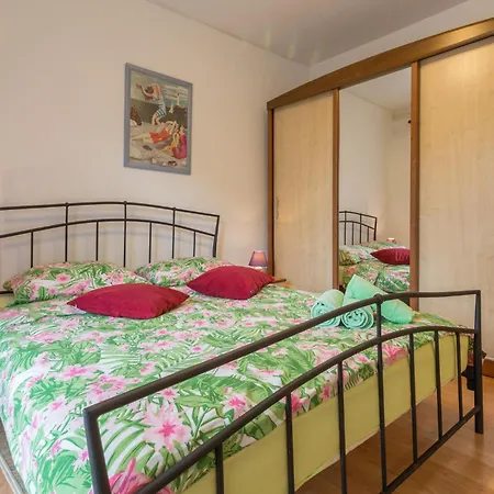 Apartment Cozy In With Kitchen Porec